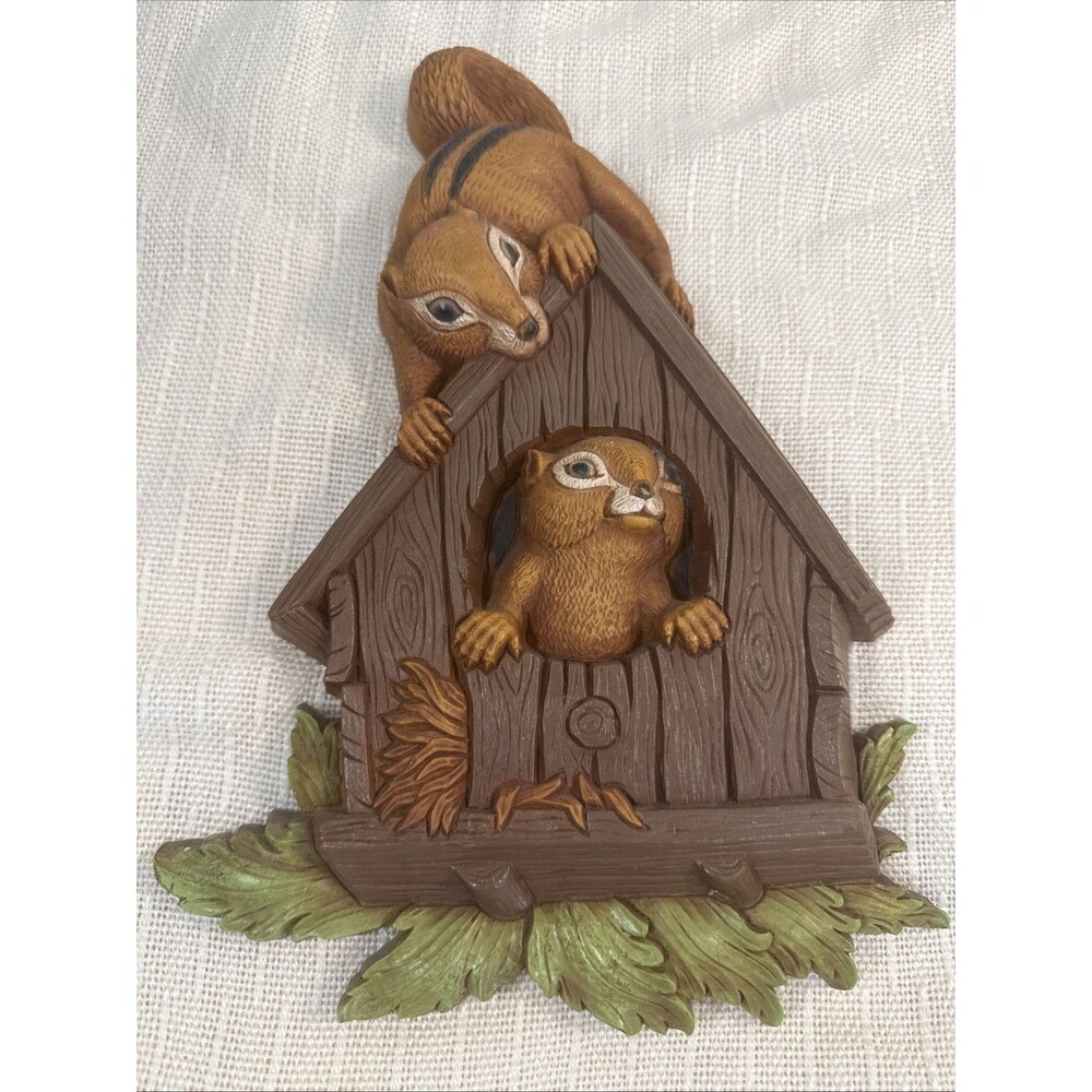 1977 Homco Chipmunk Birdhouse Wall Hanging Decor Home Interior Vintage Dart Ind